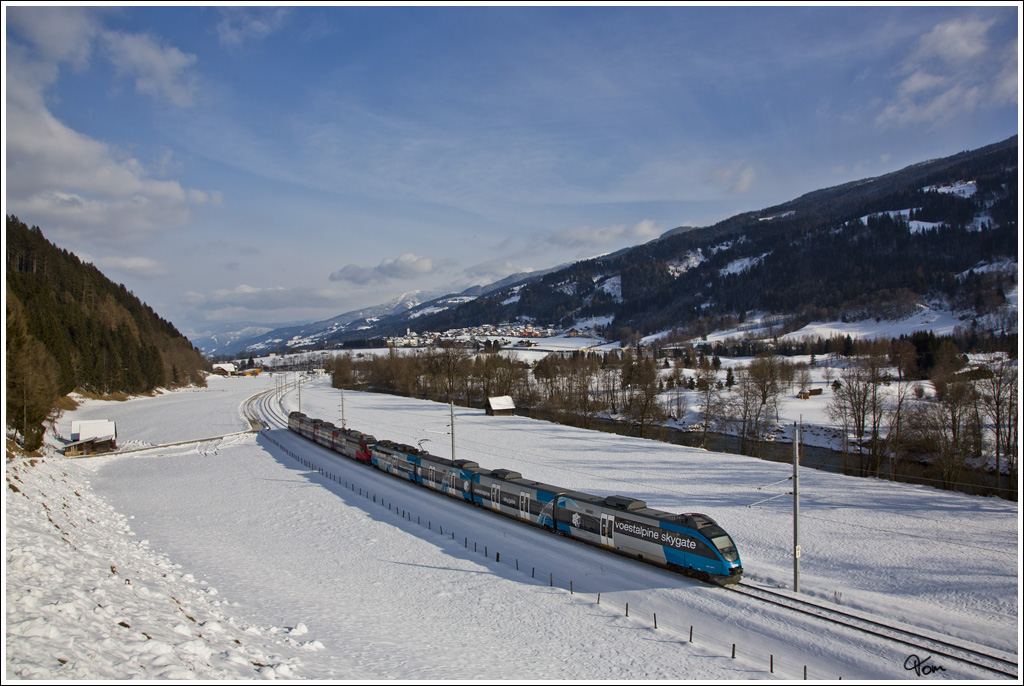 Ennstalblick - Werbetalent 4024 128  voestalpine skygate  und 4024 102, fahren mit Shuttlezug SR 9315 bei der Alpinen Ski WM 2013, von Schladming nach Haus im Ennstal.
10.2.2013