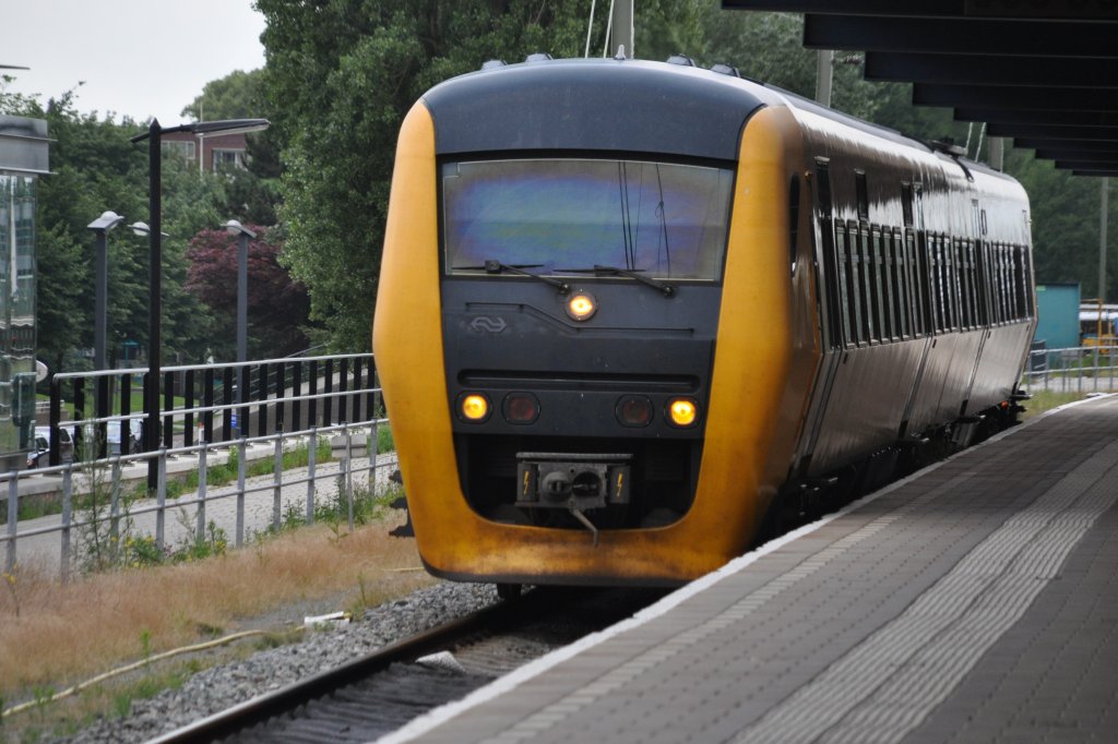 ENSCHEDE (Provinz Overijssel), 23.06.2012, ein Zug der Baureihe DM 90 bei der Einfahrt in den Bahnhof