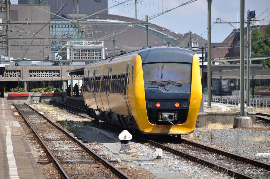 ENSCHEDE (Provinz Overijssel), 23.07.2010, ein Triebzug der Baureihe 34000 bei der Einfahrt auf Gleis 2 im Bahnhof Enschede