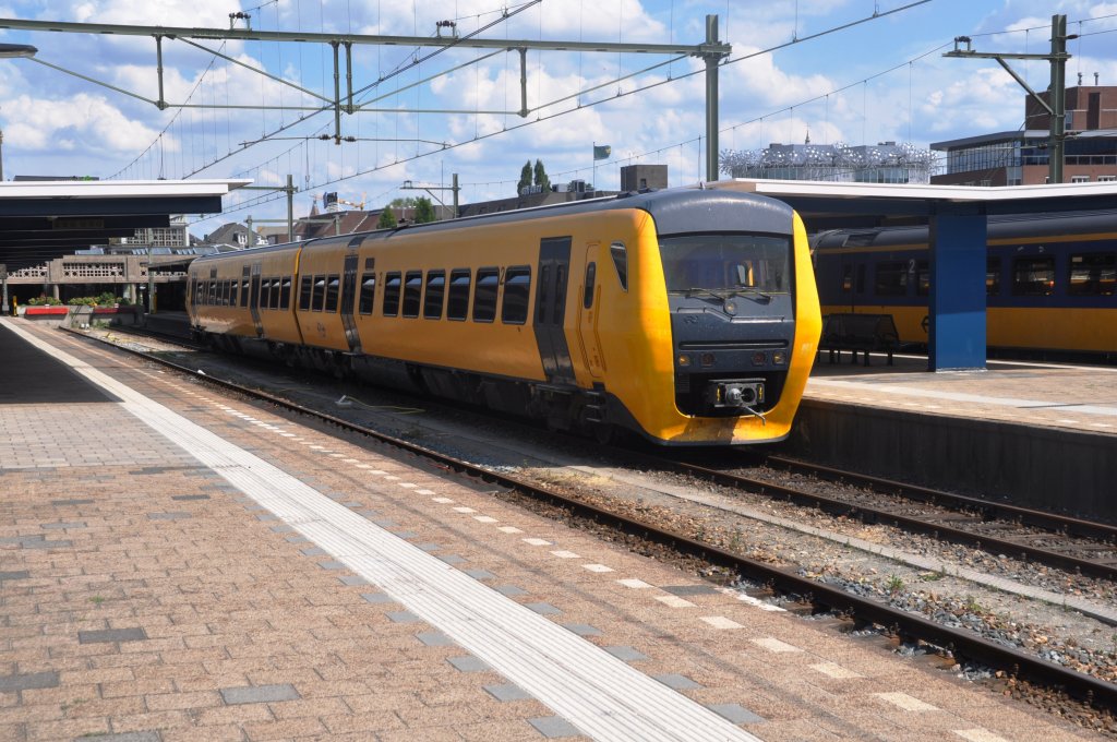 ENSCHEDE (Provinz Overijssel), 23.07.2010, ein Triebzug der Baureihe 3400 in Gleis 2 im Bahnhof Enschede
