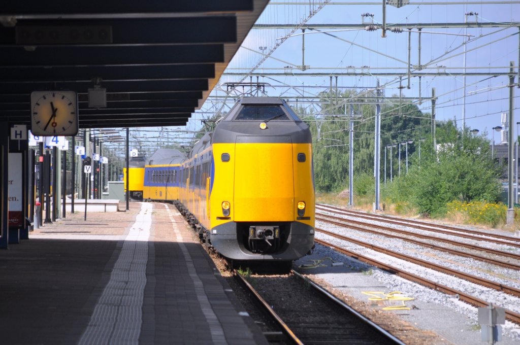 ENSCHEDE (Provinz Overijssel), 23.07.2010, IC 1731 von Den Haag Central über Hengelo nach Enschede bei der Einfahrt auf Gleis 4