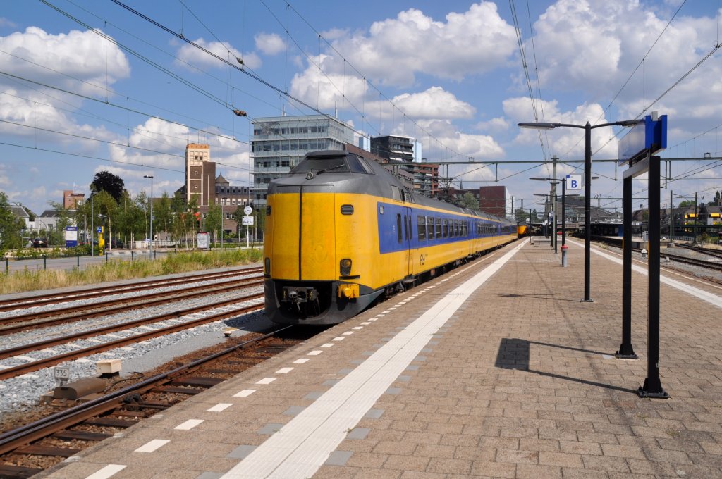 ENSCHEDE (Provinz Overijssel), 23.07.2010, IC 1743 von Den Haag Central über Hengelo nach Enschede auf Gleis 4