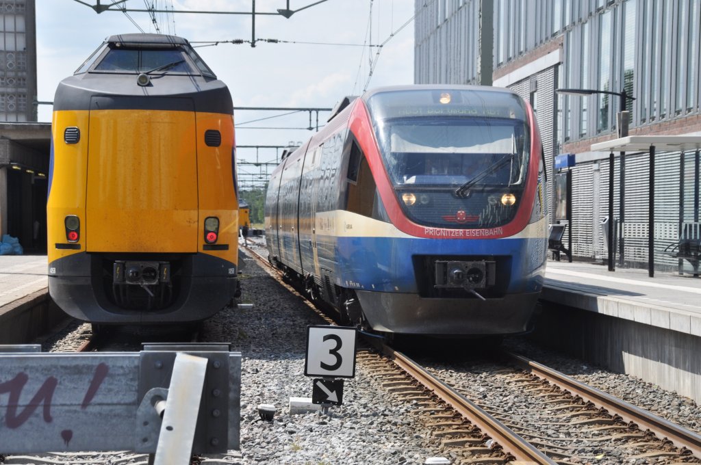 ENSCHEDE (Provinz Overijssel), Koploper 4058 in Gleis 4 und ein Talent der Prignitzer Eisenbahn als RB51 nach Dortmund Hbf in Gleis 5
