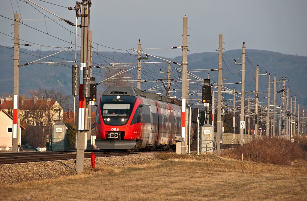  Entchen im Mastenwald  - 4024 101 unterwegs als S-Bahn 21044 nach Tulln. Langenlebarn, am 09.03.2010.