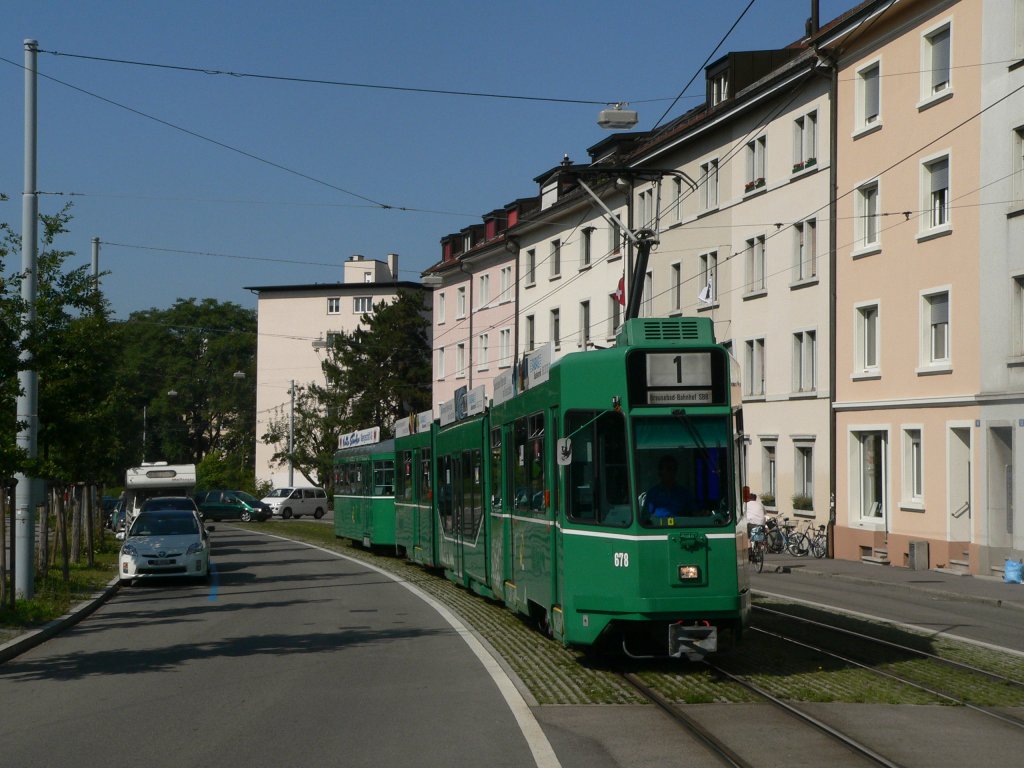 Entenweidstrae in Basel: Tram der Linie 1 nach Basel SBB, bei der Einfahrt in den Kannenfeldplatz. 1.8.2011
