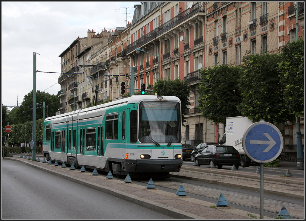 Entlang der blauen Kegel - 

Heute ein paar Bilder der Straßenbahnlinie T1 in den nördlichen Vororten von Paris. Als dritte neue Straßenbahn in Frankreich ging nach Nantes (1985), Grenoble (1987) am 06.07.1992 die T1 in Betrieb. Die aktuelle Strecke führt vom Gare St-Denis nach Noisy-le-Sec. Noch diese Jahr wird die Linie nach Westen bis Asnières Gennevillers verlängert. Aufnahme westlich der Haltestelle Marché de St-Denis. 

19.07.2012 (M)