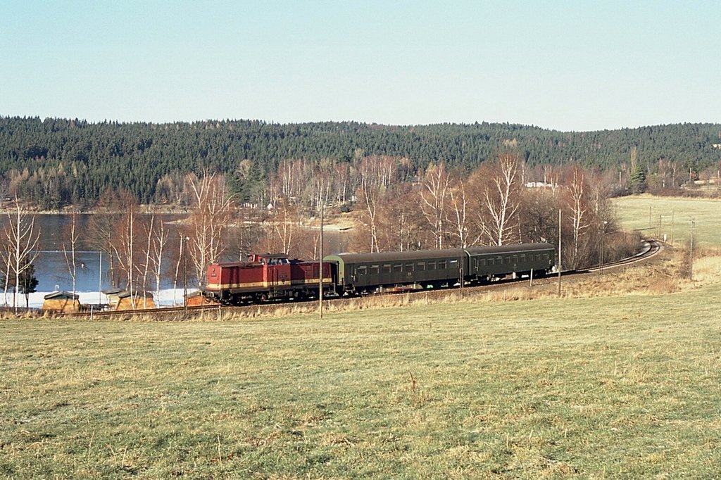 Entlang des Bleilochstausees verluft die Strecke vor dem Hp Kloster, den 110 130 + 16689 gleich erreichen wird. (31.01.1991, KB-Dia)