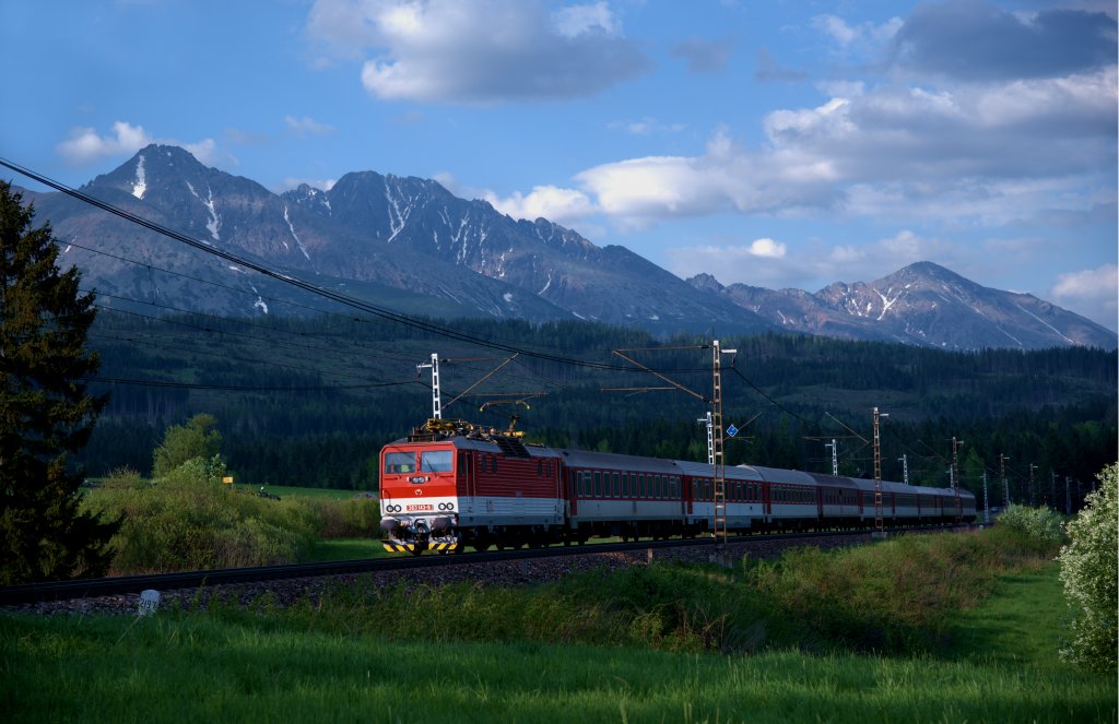 Entlang des hchsten Gebirgsmassives der slovakischen Hohen Tatra bei Tatranska Strba eilt 363 143-9 mit ihrem Schnellzug gen Liptovsky Mikulas.

Slovakei, Mai 2013