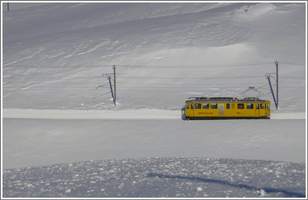Entlang des zugefrorenen Lago Biancos nhert sich der Xe 9922 der Station Ospizio Bernina 2253m. Am nchsten Wochenende 16./17.01.2010 beginnen die Festivitten zum 100 jhrigen Jubilum der Berninalinie.
Infos unter: www.mybernina.ch (12.01.2010) 
