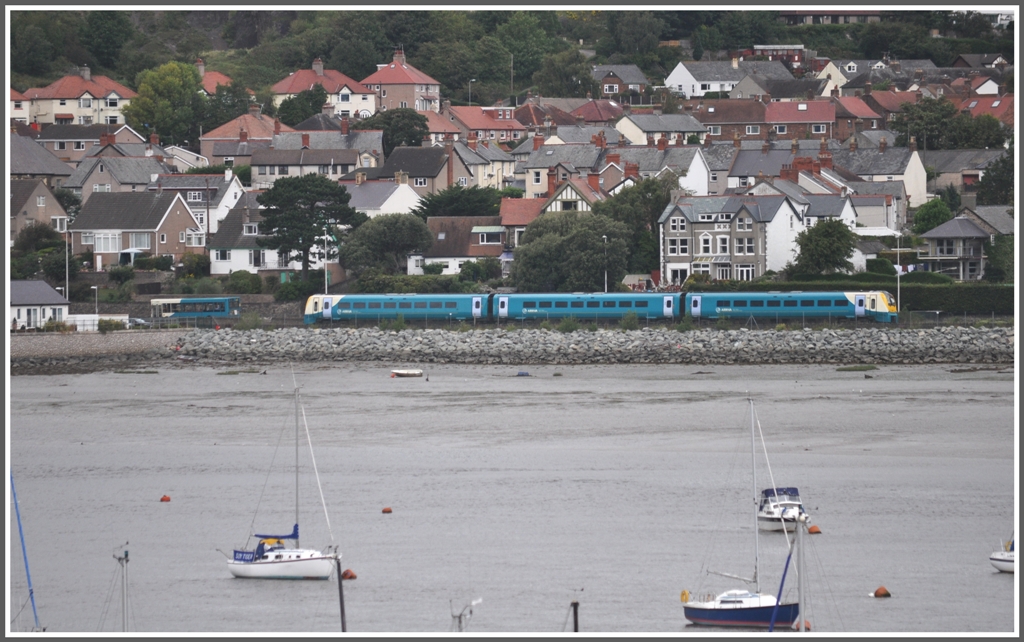 Entlang der Llandudno Bay bei Deganwy verkehren ein Triebzug Class 175 und ebenfalls ein Bus, beide betrieben von Arriva. Die Aufnahme habe ich von der begehbaren Stadtmauer in Conwy gemacht. (13.08.2011)