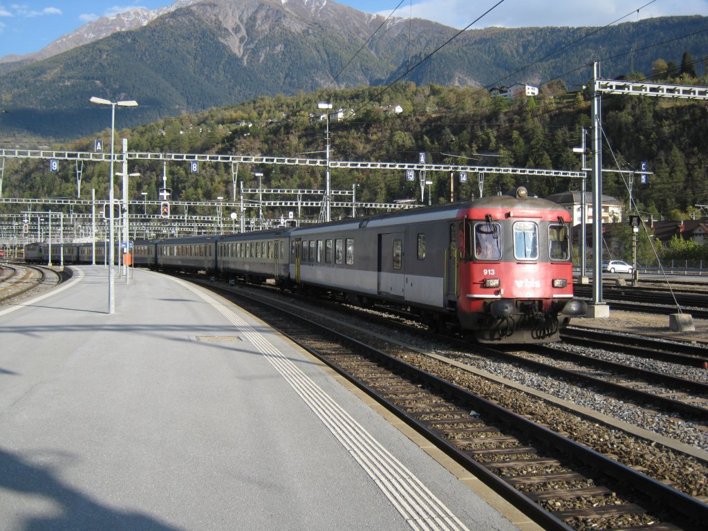 Entlastungs RE 31278 wird im Bahnhof Brig aufgestellt. Der Zug bestand aus einem EW I Pendel mit einem BDt EW II (ex. SBB) und der Re 420 502, 23.10.2010.