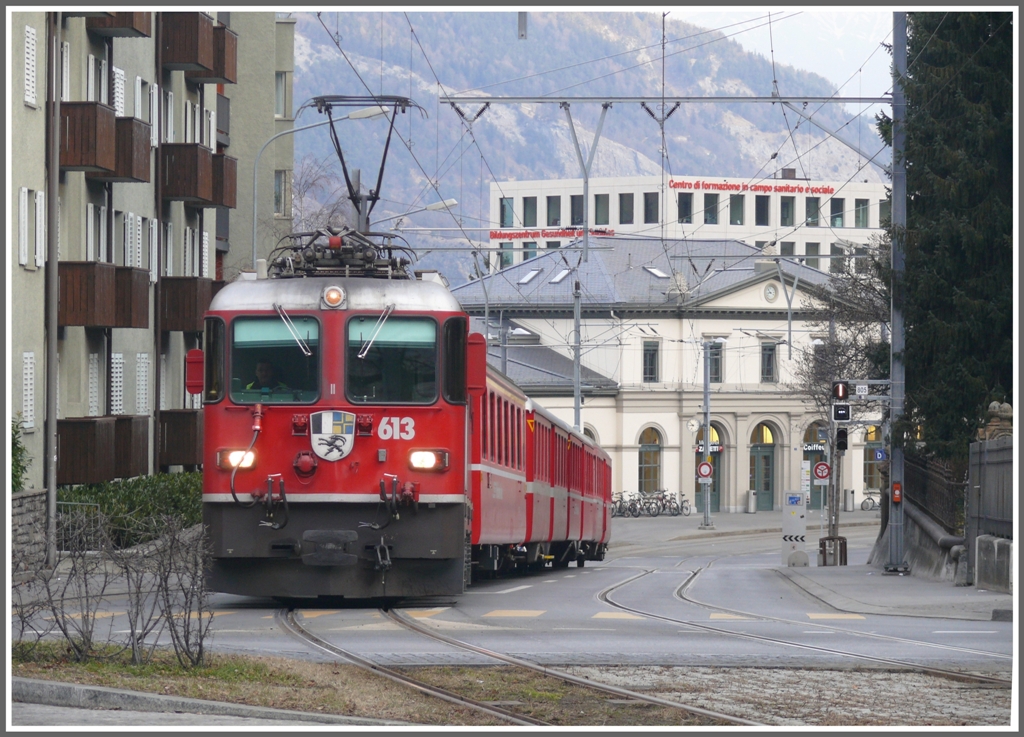 Entlastungsschnellzug RE 1423 nach Arosa fhrt ber die Engadinstrasse Richtung Arosa. (13.02.2011)