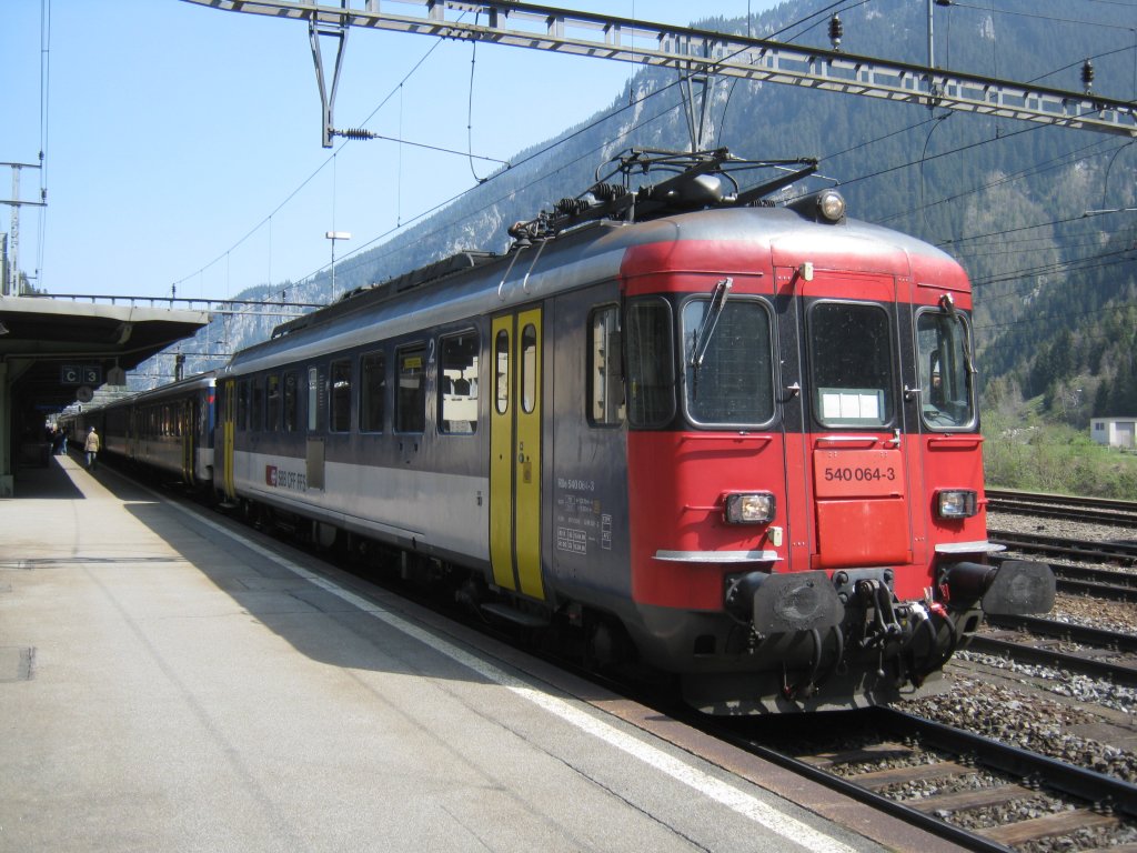 Entlastungszug 10267, Z�rich-G�schenen. Dieser Zug wurde mit einem 9-teiligem Doppel RBe Pendel gef�hrt, vorne im Bild 540 064, hinten 540 031, G�schenen, 22.04.2011.