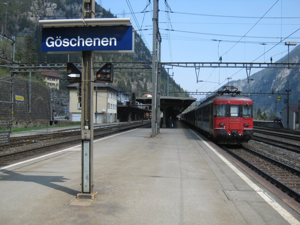 Entlastungszug 10267, Zrich-Gschenen. Dieser Zug wurde mit einem 9-teiligem Doppel RBe Pendel gefhrt, vorne im Bild 540 064, hinten 540 031, Gschenen, 22.04.2011.