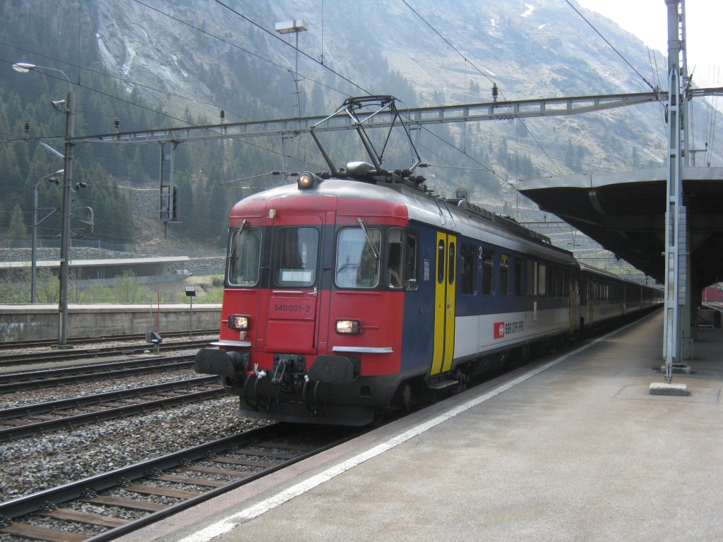 Entlastungszug 10267, Zrich-Gschenen. Dieser Zug wurde mit einem 9-teiligem Doppel RBe Pendel gefhrt, vorne im Bild 540 031, hinten 540 064, bei Ausfahrt in Gschenen (Leerfahrt zurck nach Zrich), 22.04.2011.