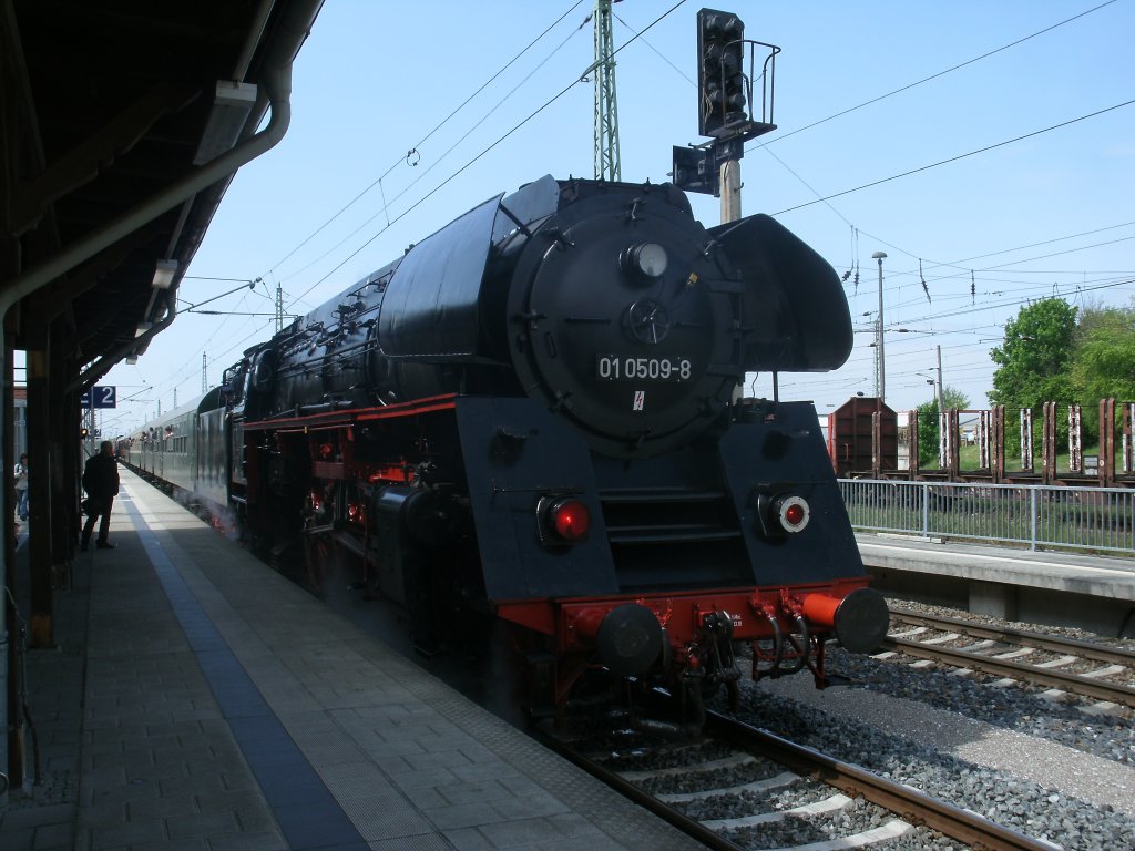Entspannung f�r das Lokpersonal auf der 01 0509,denn am 19.Mai 2012,lief die Lok im Abschnitt Bergen/R�gen-Putbus nur als Schlu�lok mit.Hier stand der Zug mit bereits eingeschaltenen Schlu�licht in Bergen/R�gen.