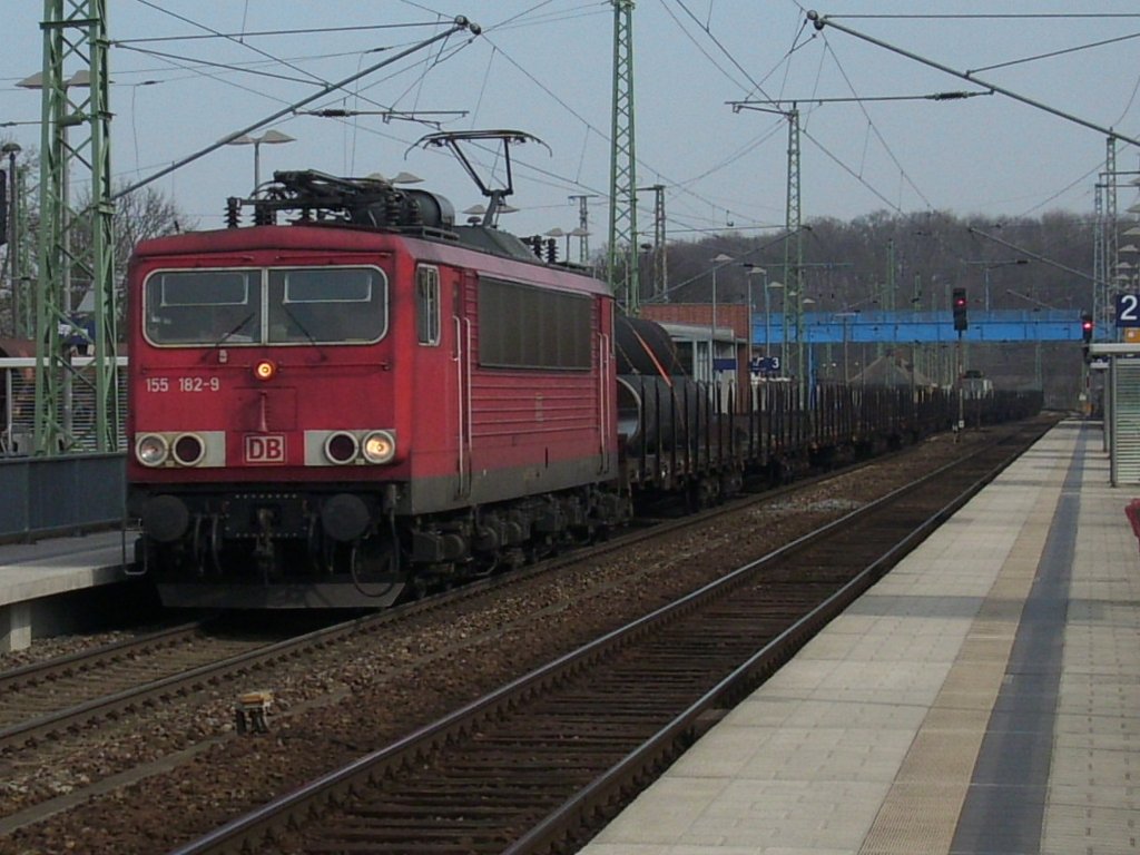 Entweder man hat den ersten Wagen hinter 155 182 vergessen in Mukran zu Entladen oder es wurden Rohre mit Mngel beladen die am 26.Mrz 2010 wieder zurck nach Mhlheim gingen.Hier durchfuhr der Zug Bergen/Rgen.