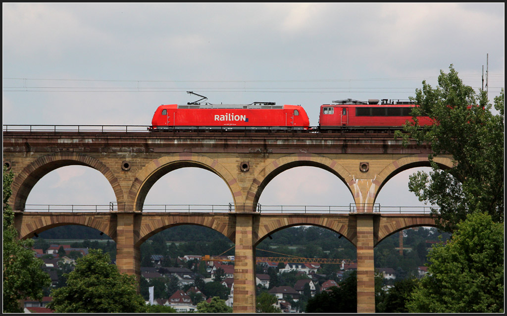 Enzviadukt in Bietigheim - 

Nur noch unter den unteren Bögen wird der Brückendurchblick durch die Stadtlandschaft ausgefüllt. Leider hatte ich zu spät realisert, dass es sich hier um einen Lokzug (185-158-3 führend) handelt, denn sonst hätte ich ihn noch etwas weiter vorfahren lassen. Dazu war meine Reaktion zu langsam. 

04.06.2011 (M) 