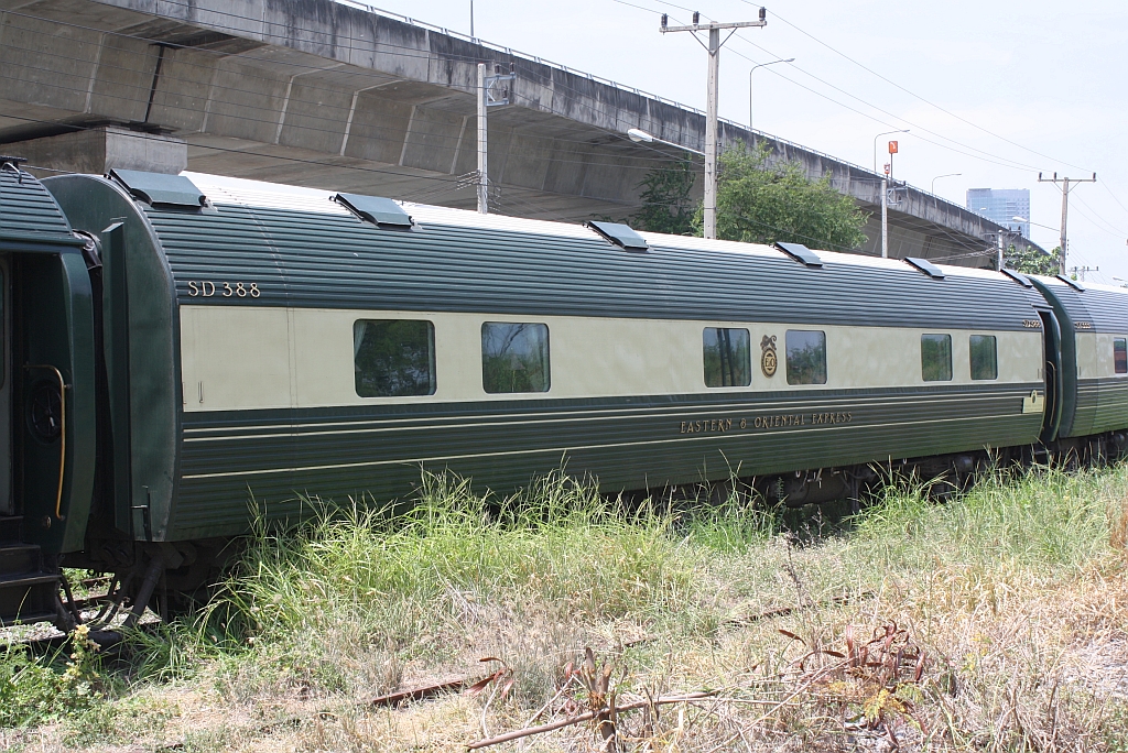 E&O Express SD 388 am 13.Mai 2012 auf dem Gelände des Phahon Yothin Yard. 
Während der Ruehezeit des Eastern & Oriental Express in Bangkok wird dieser im Gelände des Frachtenbahnhofes Phahon Yothin hinterstellt.
