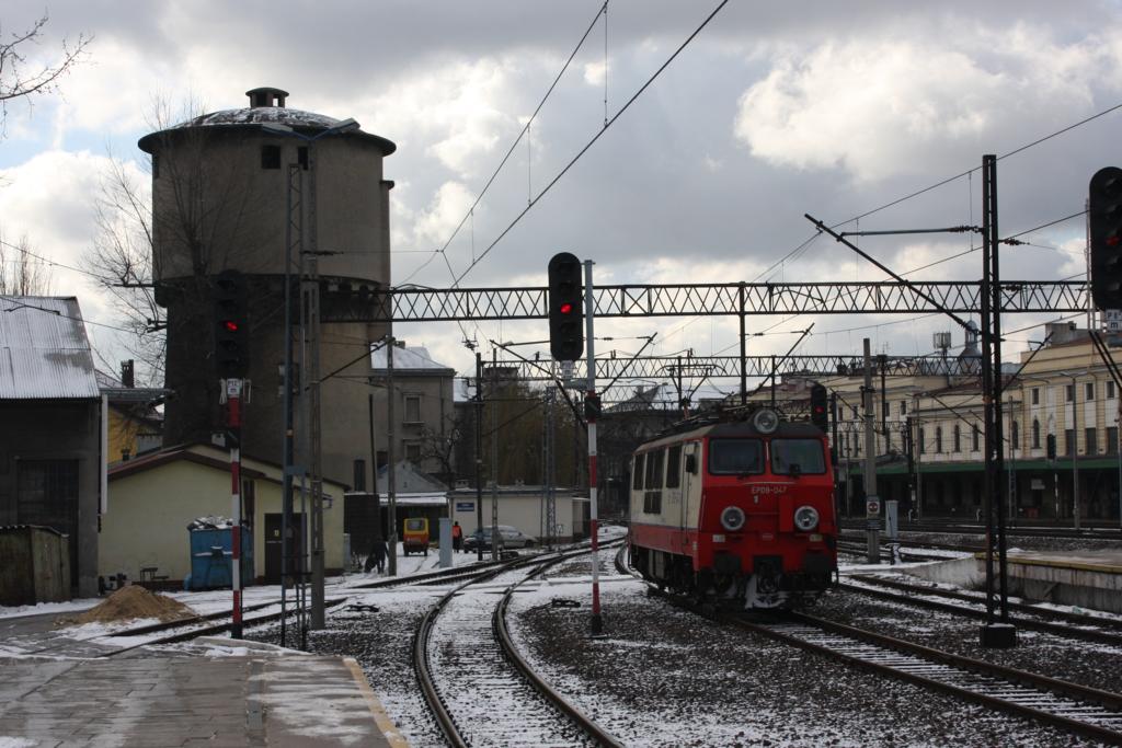 EP 09-47 fhrt in Hhe des Wasserturms in den Bahnhof Krakau Glowny ein, 
um dort am 15.2.2008 einen Zug in Richtung ukrainische Grenze zu bespannen.