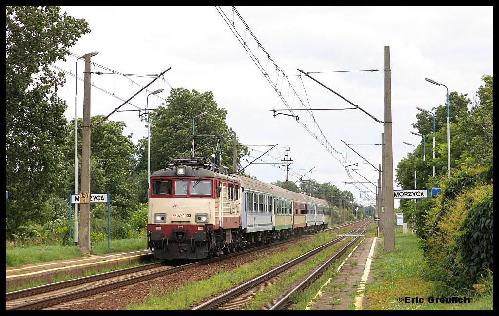 EP07 1003 mit einem TLK am 09.08.2012 in Morzyca.