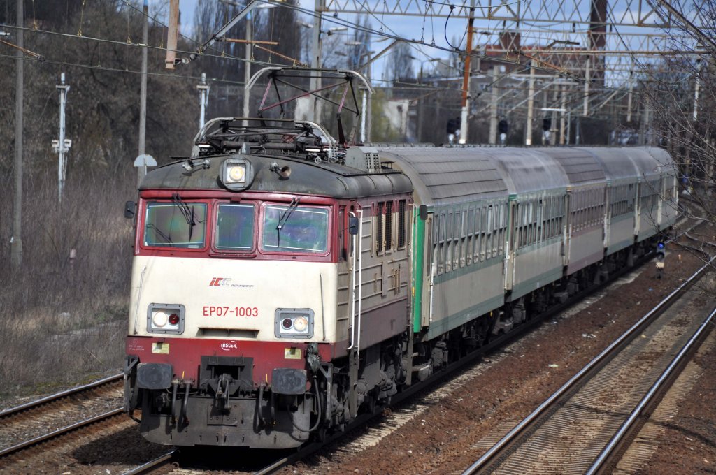 EP07 1003 mit einer IC Garnitur in Szczecin(31.03.2012)