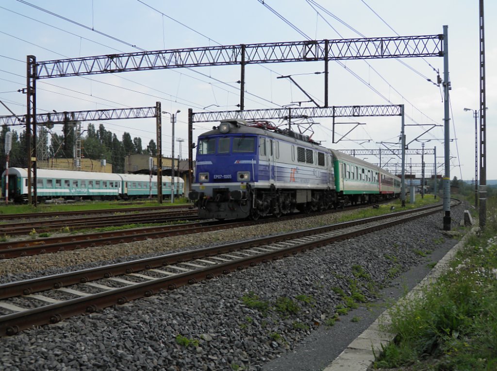 EP07 1005 bei der durchfahrt durch Szczecin Port Centralny (04.08.11).