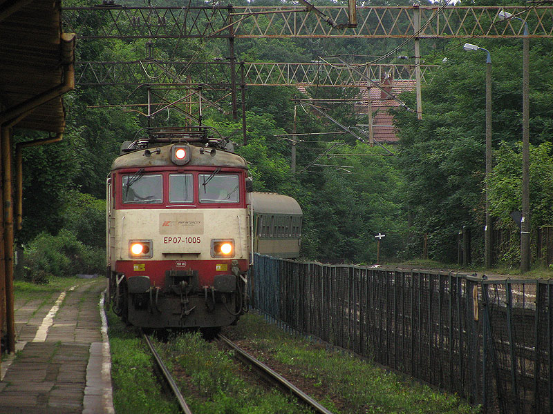 EP07-1005 mit TLK-48501 (Bielsko Biała Głwna - Świnoujście) erreicht Międzyzdroje am 15.08.2010.