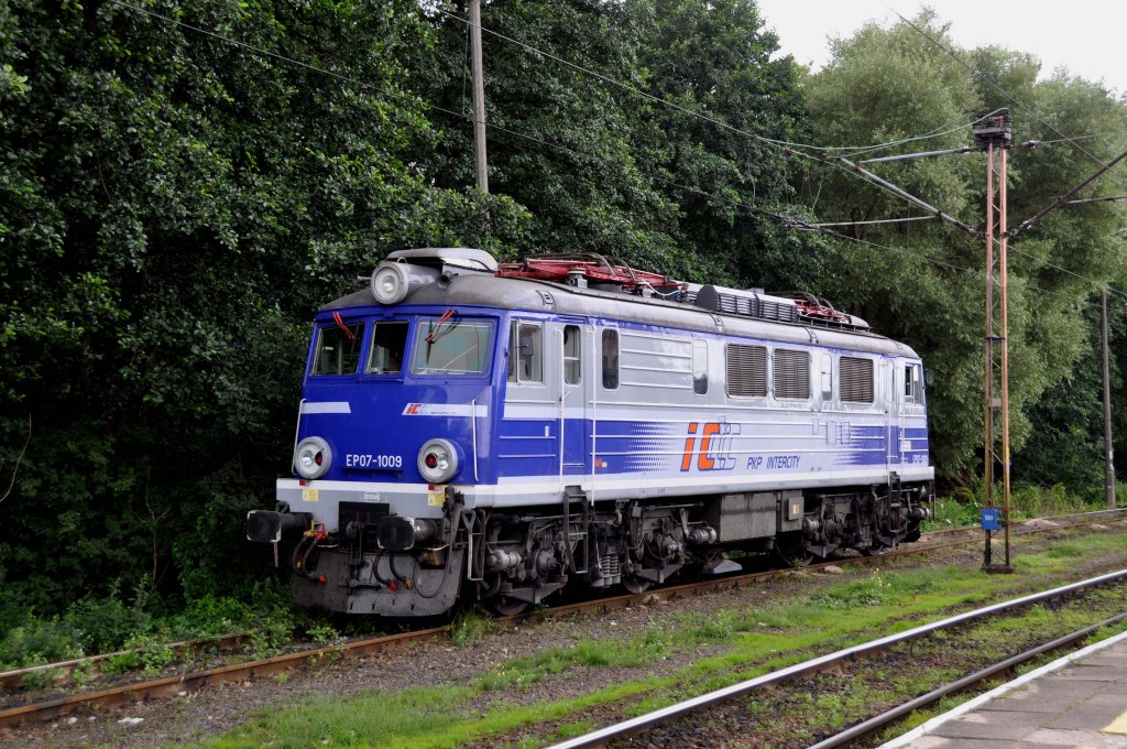 EP07 1009 wartet auf ihren Einsatz in Świnoujście (10.08.12)