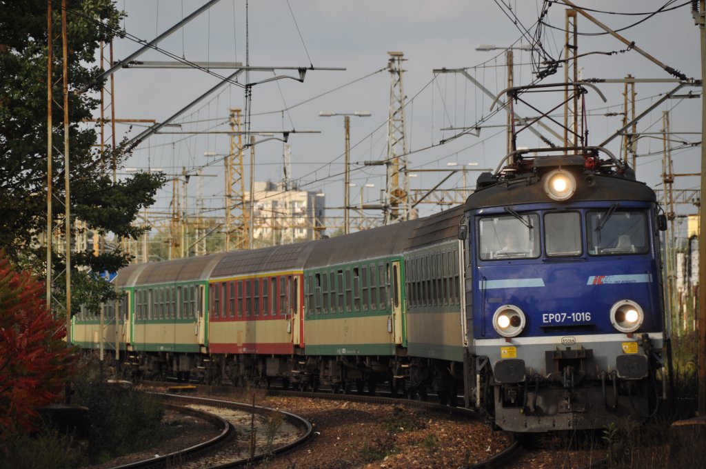 EP07 1016 bei der Ausfahrt aus Katowice-Ligota nach Bielsko-Biała (09.10.12)