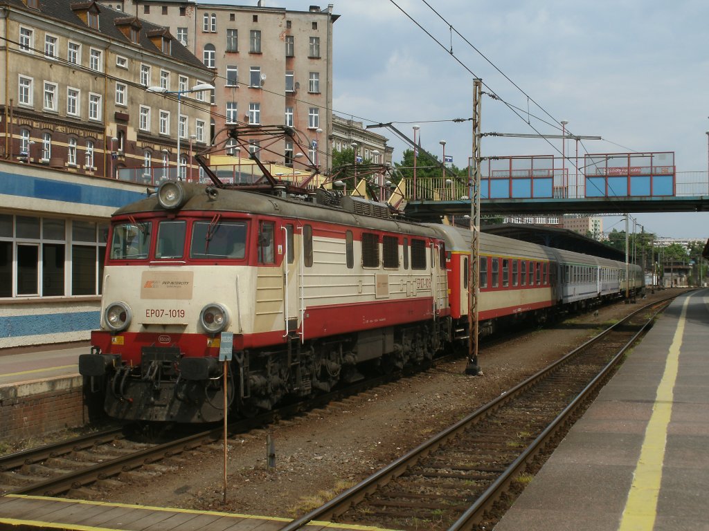EP07-1019 bespannte,am 14.Mai 2011,den TLK 83106/7,von Szczecin Glowny nach Krakow Plaszow.Hier stand der Zug in Szczecin Glowny.