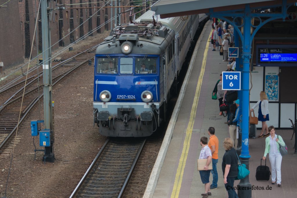 EP07-1024 fhrt im Juli 2013 in Szczecin Glowny ein.