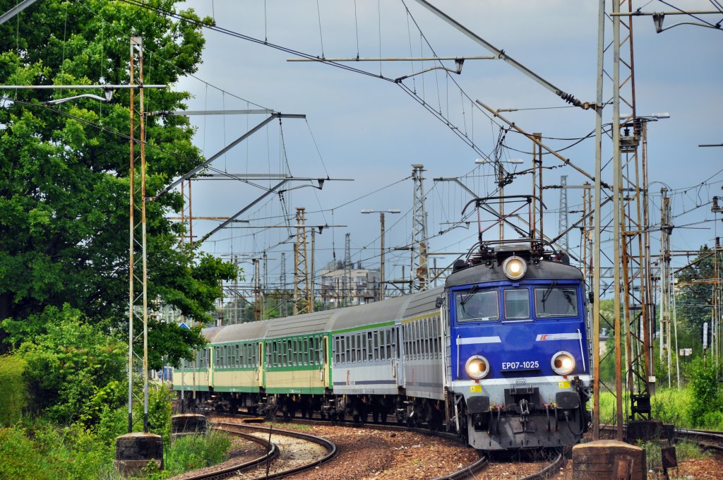 EP07 1025 mit TLK54104 von Olsztyn nach Bielsko Biala bei der durchfahrt durch Katowice Ligota (29.05.2013)
