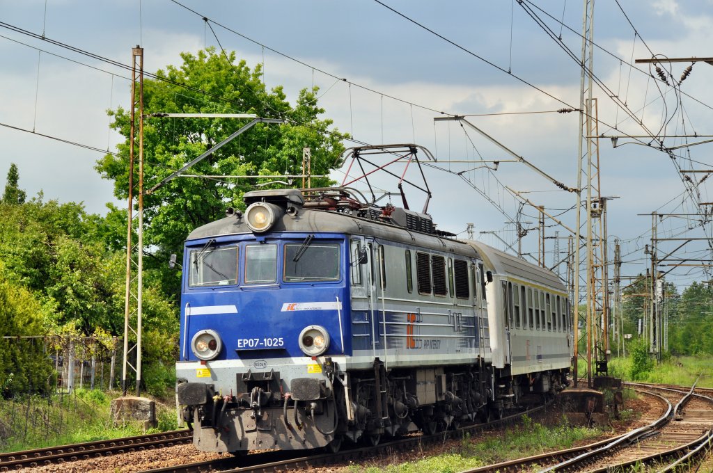 EP07 1025 mit TLK54104 von Olsztyn nach Bielsko Biala bei der durchfahrt durch Katowice Ligota (29.05.2013)