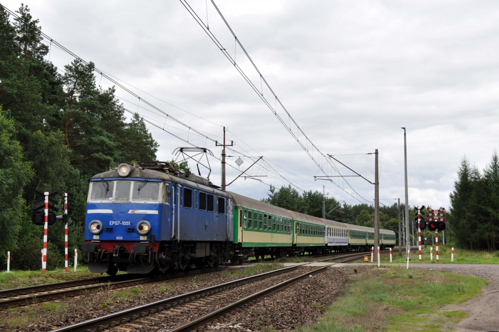 EP07 1051 bei Ładzin(Wolin) mit einem IC nach Świnoujście (10.08.2012)