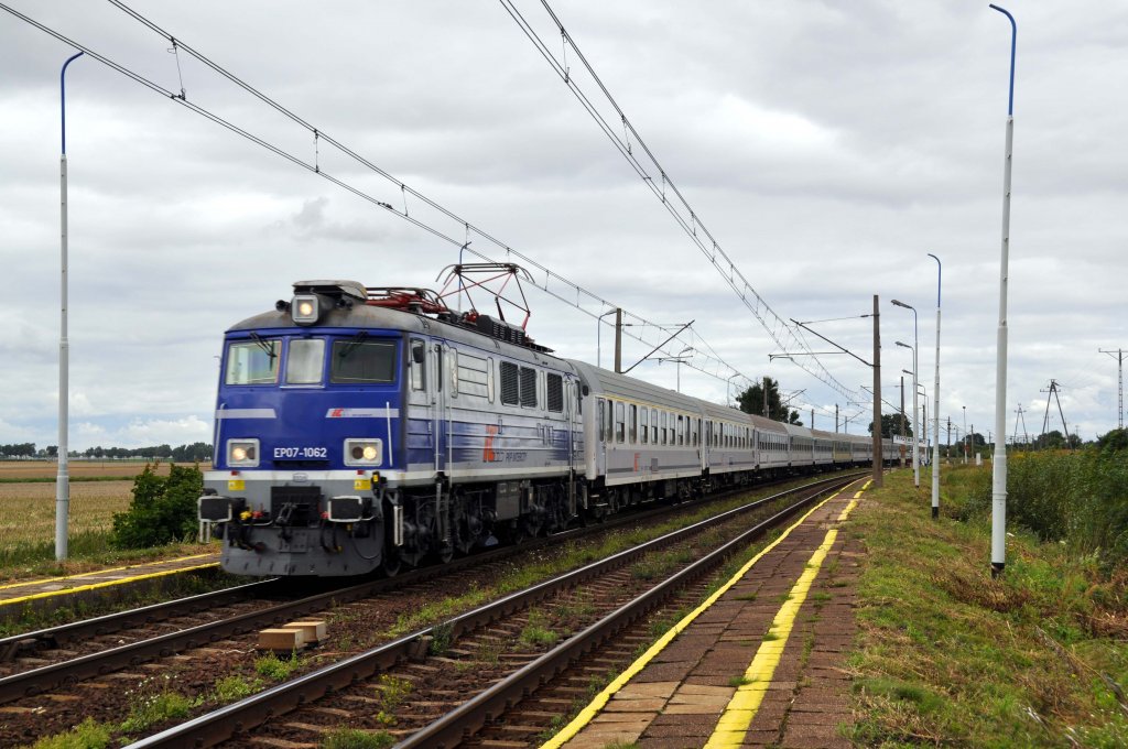 EP07 1062 in Strzebielewo Pyrzyckie (09.08.12)