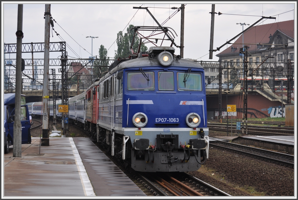 EP07-1063 an der Spitze eines mit zwei Loks gefhrten IC in Gdansk Glovny. (06.06.2012)