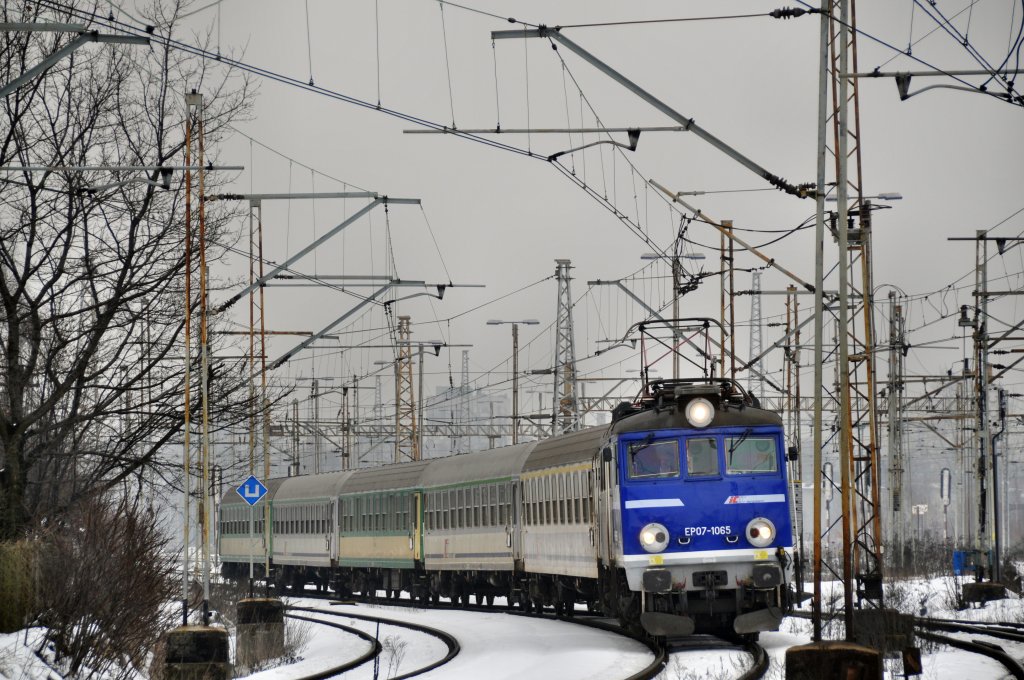 EP07 1065 mit TLK54104 nach Bielsko Biała Glowna bei der durchfahrt durch Katowice Ligota (05.04.2013)