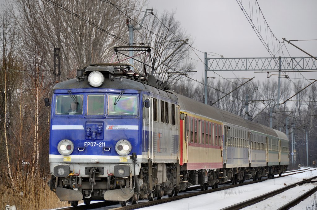 EP07 211 mit TLK54104 aus Olsztyn Glowny nach Bielsko Biala Glowna. In Katowice Piotrowice (02.04.2013).