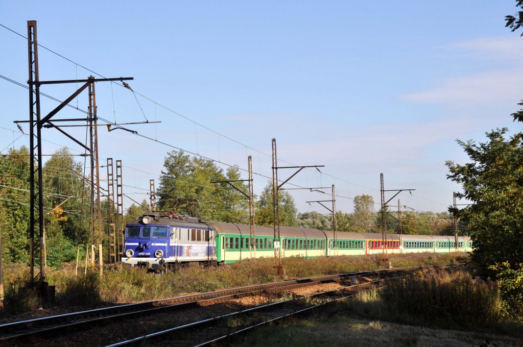 EP07 330 bei der Einfahrt in Katowice-Ligota aus Richtung Katowice (09.10.2012)