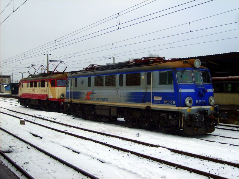 EP07-338 und EP07-106 im Bahnhof Warszawa Wschodnia