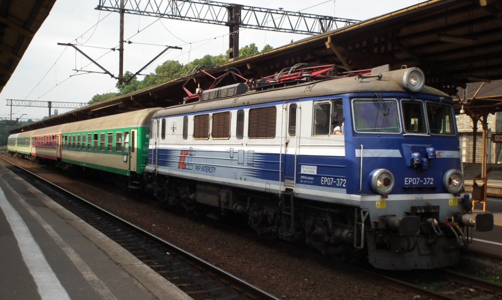 EP07-372 der PKP mit einem farbenfrohen Intercity am 12.7.11 im Gdańsk Głwny/HBF Danzig.