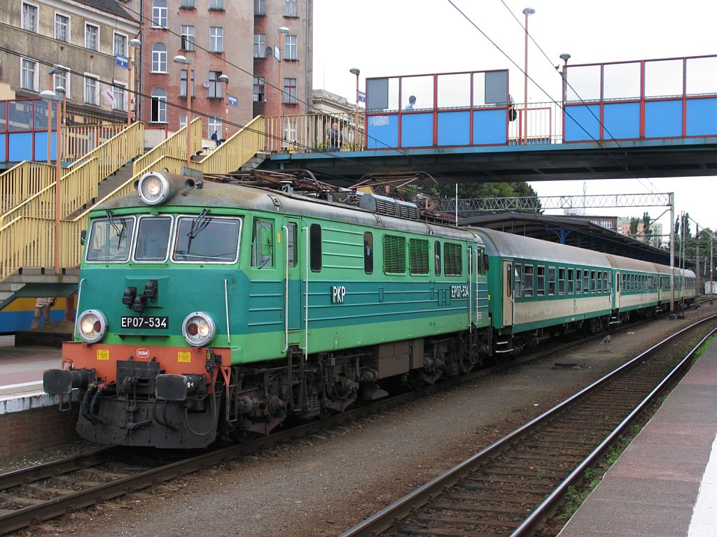 EP07-534 mit einem D-zug auf Bahnhof Szczecin Głwny am 9-7-2007.