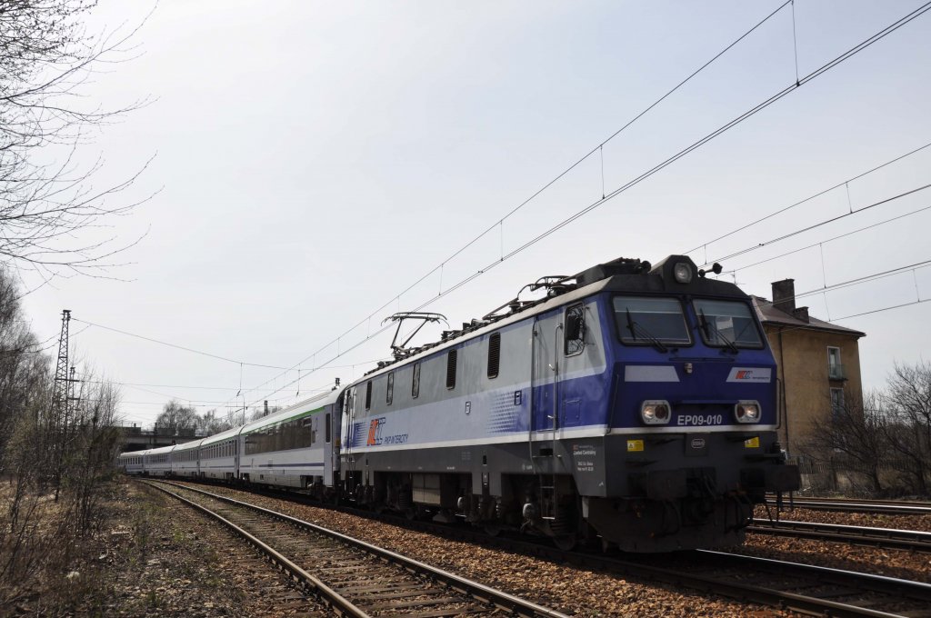 EP09 010 mit einem IC bei Katowice-Ligota (10.04.2012)