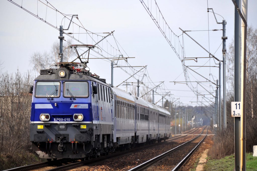 EP09 010 mit einem IC bei Katowice Podlesie in Richtung Sden (11.04.2012)