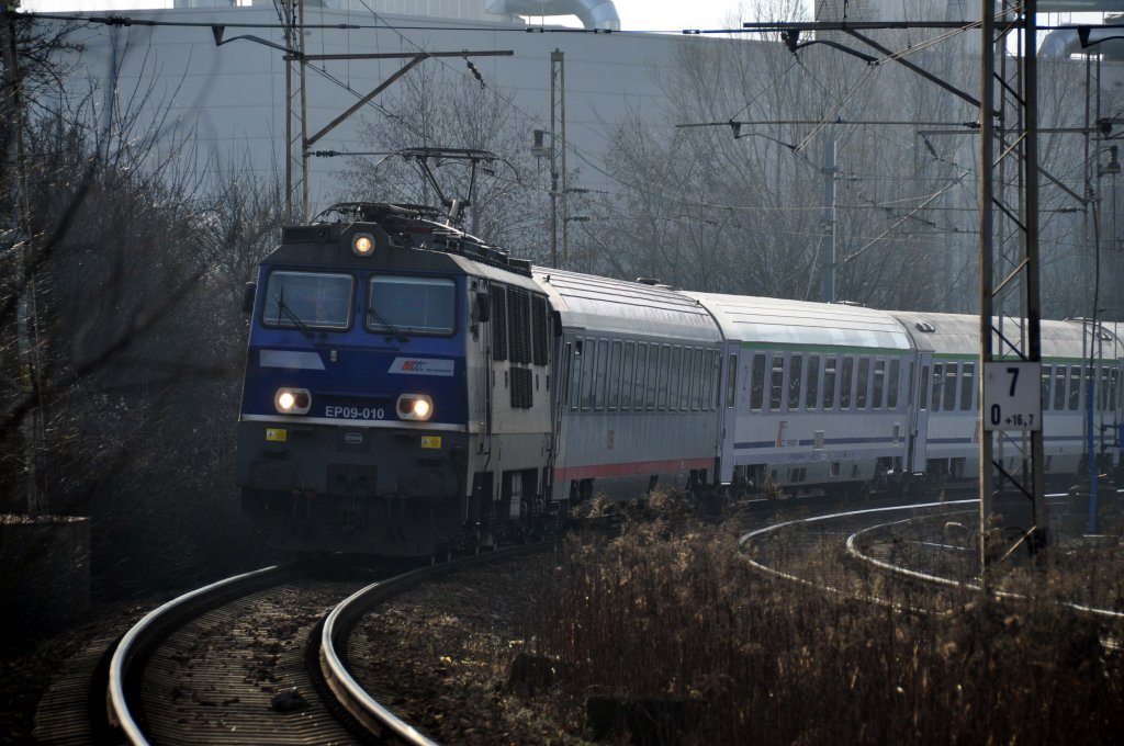 EP09-010 mit IC aus Prag nach Warschau in Katowice-Ligota (02.01.2012)