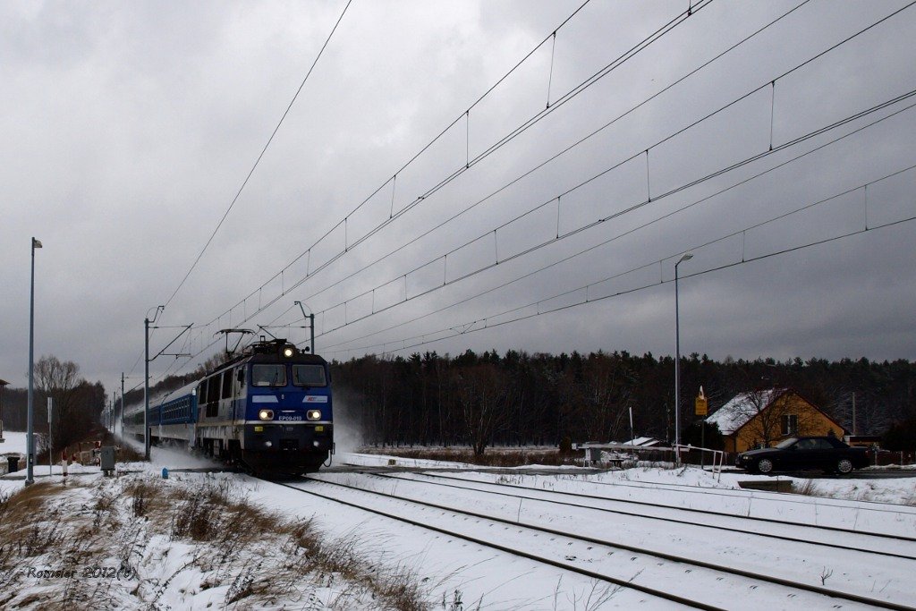 EP09-010 PKP Intercity mit dem Zug EC 110 Warschau-Prag bei Tichau am14.01.2012.