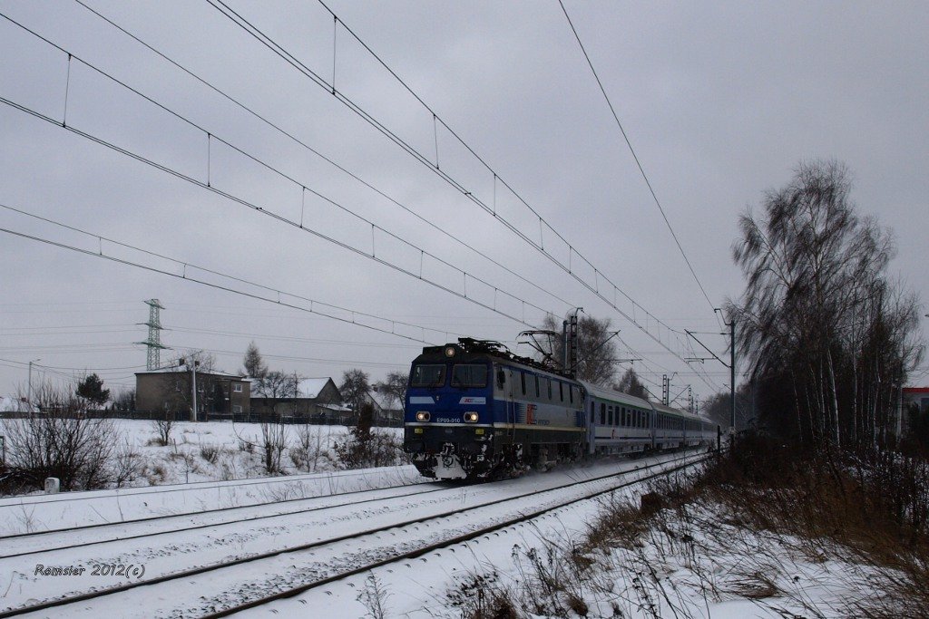 EP09-010 das PKP Intercity mit dem Zug EC 104 Wien Westbahnhof-Warschau bei Tichau am 15.01.2012.