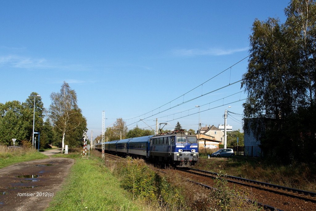 EP09-012 mit dem Zug EC 110 PRAHA von Warschau Ostbhf.nach Praha Hl.N in Tichau(Oberschlesien)am 20.10.2012.