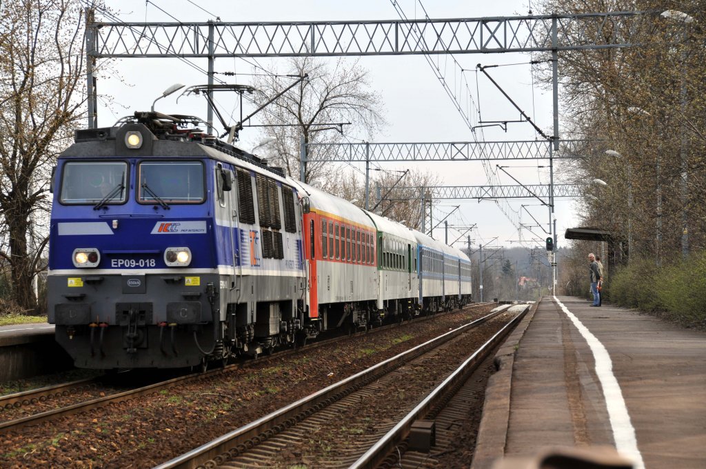 EP09 018 mit einem IC bei der Durchfahrt durch Katowice Podlesie in Richtung Norden (11.04.2012)

